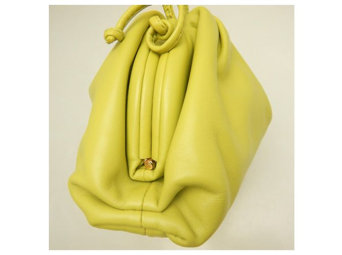 Bottega Veneta Mini The Pouch Shoulder Bag D'oro - vista 8