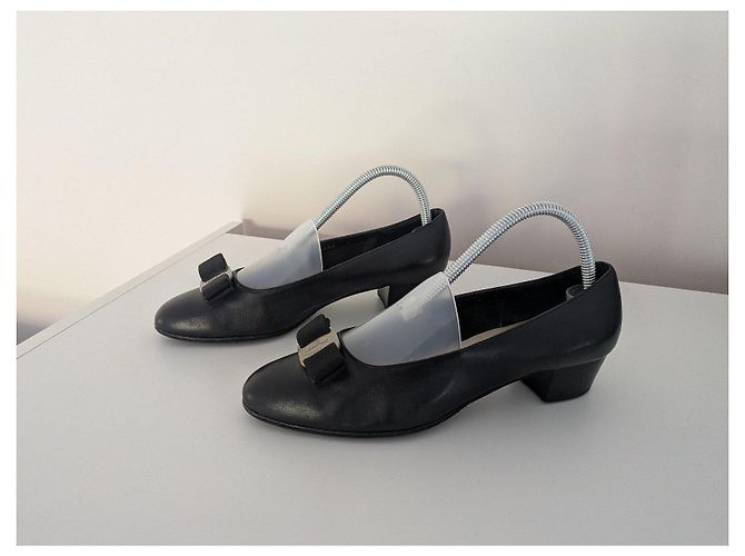 Salvatore Ferragamo Décolleté Vara in pelle nera Nero - vista 10