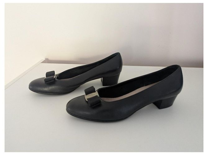 Salvatore Ferragamo Décolleté Vara in pelle nera Nero - vista 2