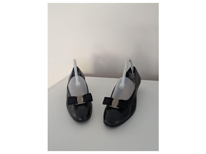 Salvatore Ferragamo Décolleté Vara in pelle nera Nero - vista 9