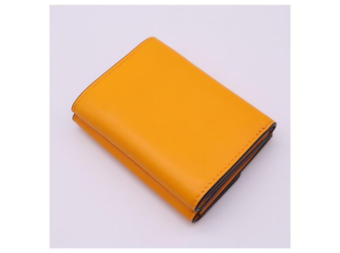 Cartera Micro Tri-fold Fendi en piel de becerro naranja - vista 2