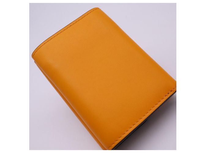 Cartera Micro Tri-fold Fendi en piel de becerro naranja - vista 4