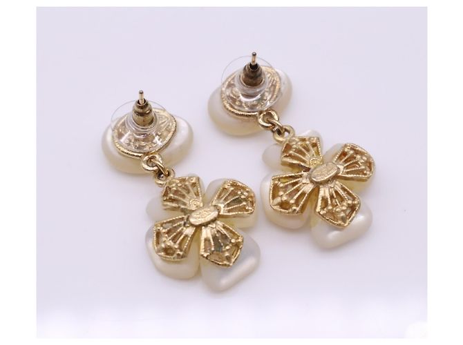Pendientes Chanel Camellia Shell Flower Swing Blanco Dorado - vista 4