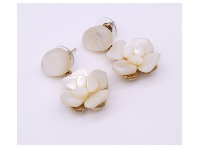 Pendientes Chanel Camellia Shell Flower Swing Blanco Dorado - vista 7