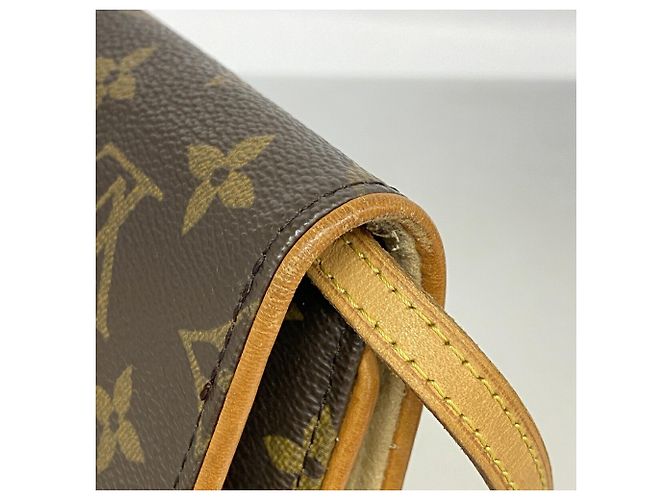 Bolso de hombro Louis Vuitton Monogram Pochette Twin GM Castaño - vista 7