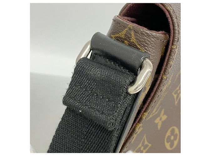 Bolso de hombro Louis Vuitton Monogram Macassar District PM Castaño - vista 7