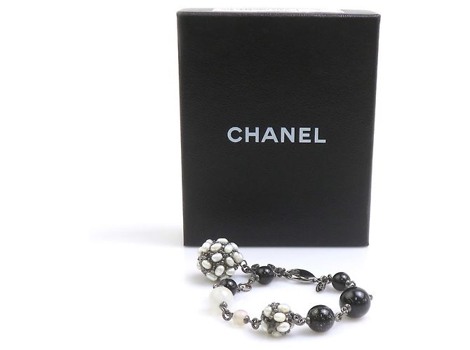 Pulseira com pingentes Chanel Preto Branco Metálico - vista 8