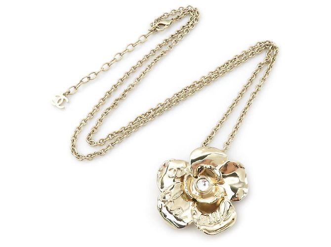 Colar Chanel Camélia Dourado - vista 2