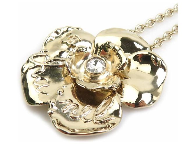 Colar Chanel Camélia Dourado - vista 3