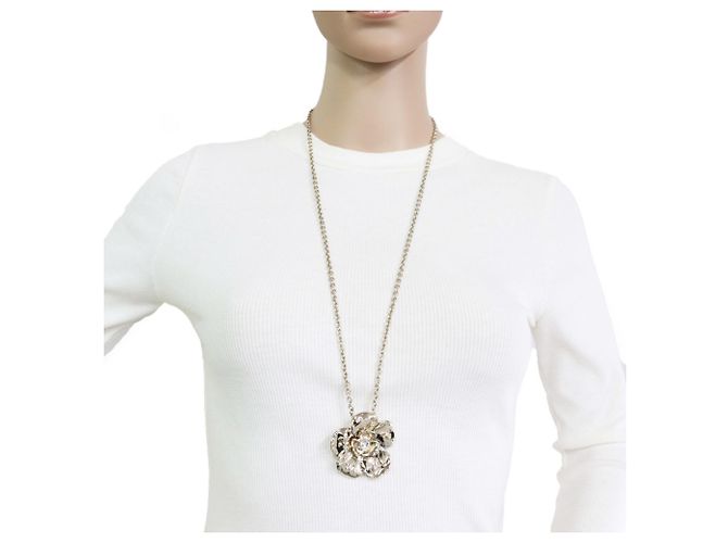 Colar Chanel Camélia Dourado - vista 7