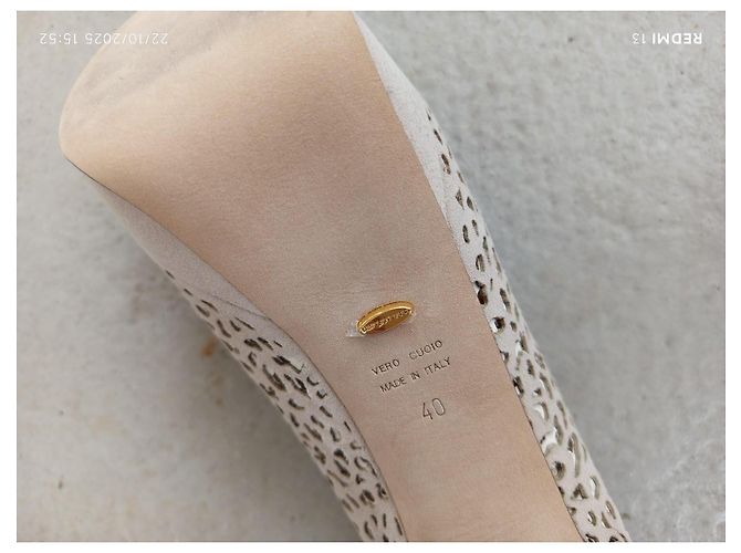 Sergio Rossi Décolleté in pelle traforata ecru/beige Crudo - vista 12