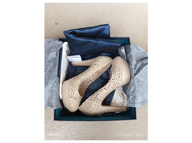Sergio Rossi Décolleté in pelle traforata ecru/beige Crudo - vista 2