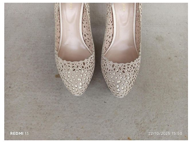 Sergio Rossi Décolleté in pelle traforata ecru/beige Crudo - vista 3