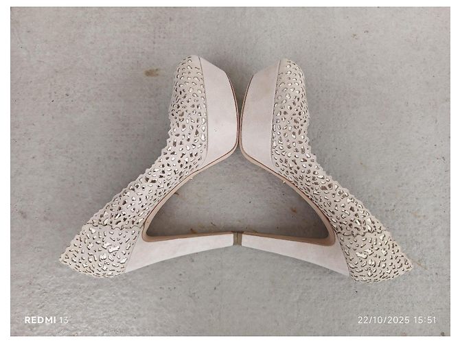 Sergio Rossi Décolleté in pelle traforata ecru/beige Crudo - vista 5