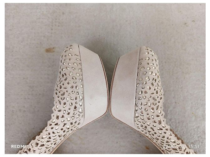 Sergio Rossi Décolleté in pelle traforata ecru/beige Crudo - vista 6