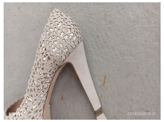 Sergio Rossi Décolleté in pelle traforata ecru/beige Crudo - vista 9