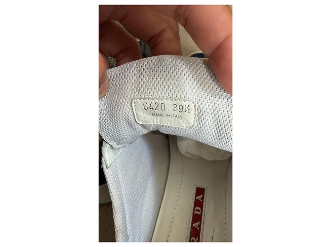 Prada Sneaker aus Lackleder und Mesh Weiß Grau Dunkelblau - Ansicht 10