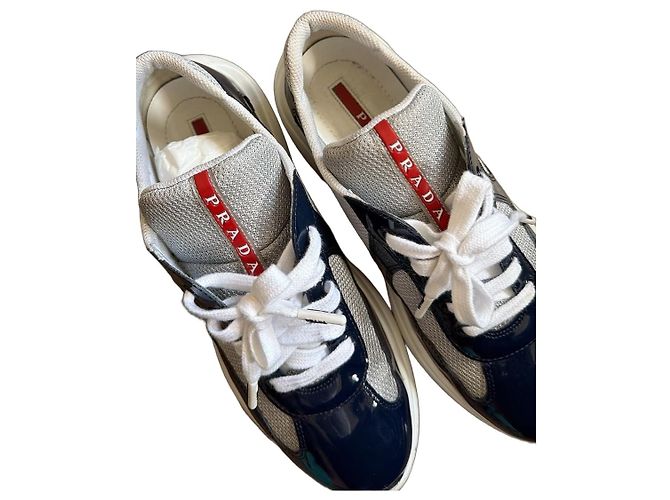 Prada Sneaker aus Lackleder und Mesh Weiß Grau Dunkelblau - Ansicht 2