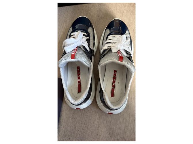 Prada Sneaker aus Lackleder und Mesh Weiß Grau Dunkelblau - Ansicht 8
