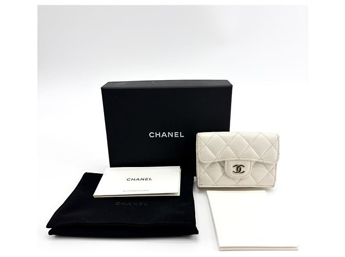 Tarjetero Chanel Classic Flap de piel caviar acolchada Blanco - vista 2