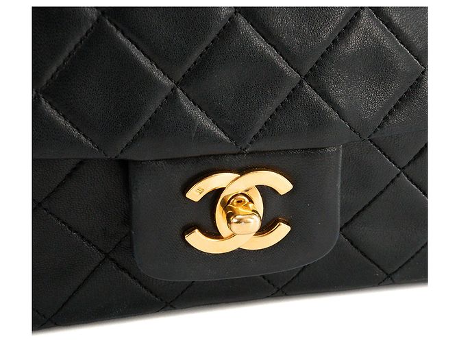CHANEL - Vintage schwarze glatte Leder Classic/Timeless Simple Flap Schultertasche - Ansicht 5