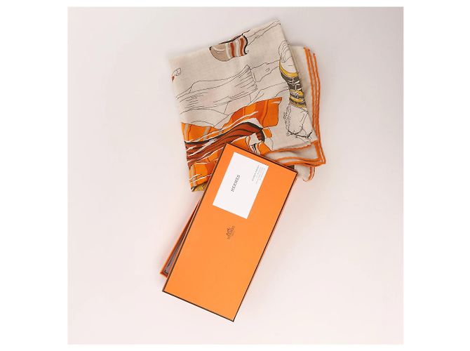 Hermès Carré 100 "RONDS DE MARCHE" Kaschmir x Seidentuch in Beige - Ansicht 15
