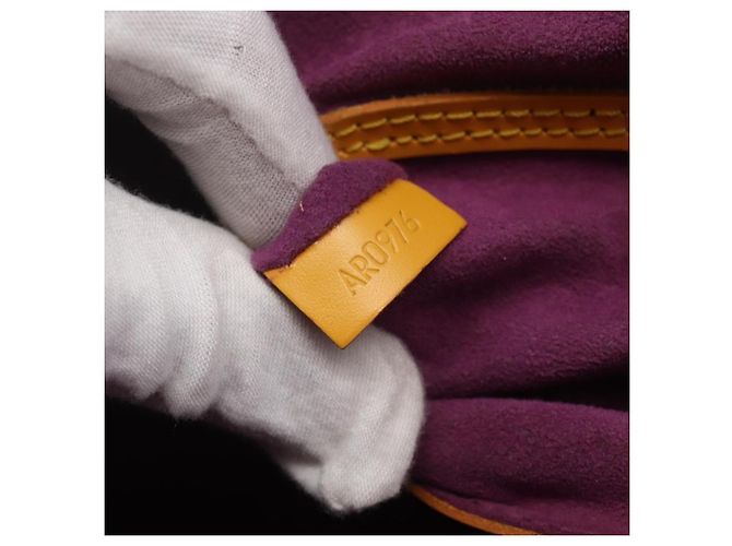 Louis Vuitton Alma Epi Leather MM Amarillo - vista 7