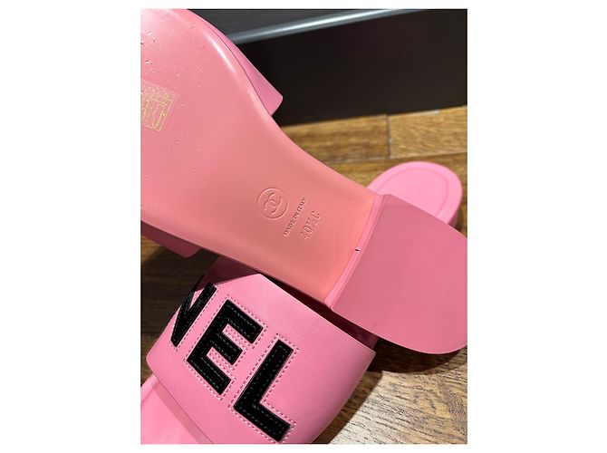 Chanel Ciabatte in pelle rosa con logo - vista 2