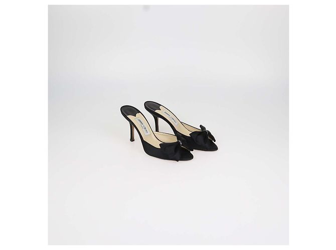 Sandálias slide Jimmy Choo em cetim preto com laço - vista 2