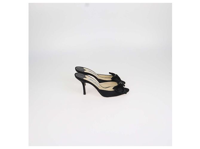 Sandálias slide Jimmy Choo em cetim preto com laço - vista 3
