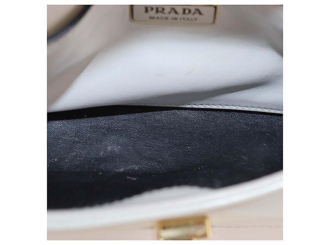 Bolsa de ombro com aba Prada em couro escovado marfim com placa Cru - vista 7