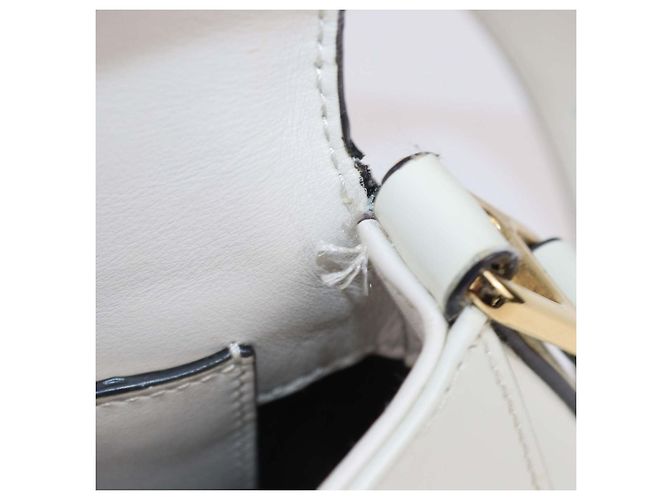 Bolsa de ombro com aba Prada em couro escovado marfim com placa Cru - vista 8