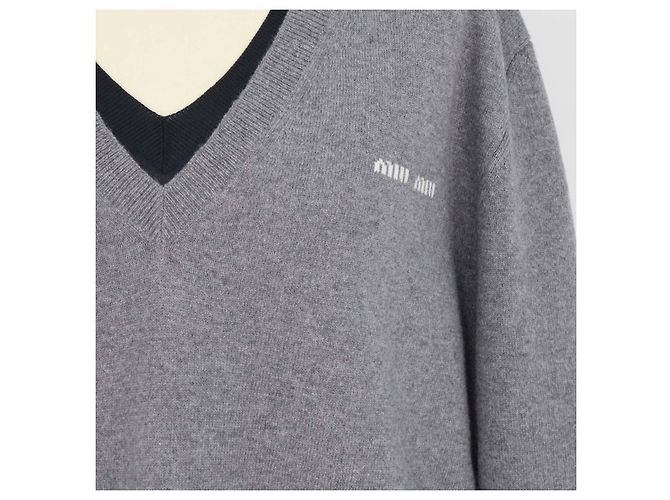 Miu Miu V-Ausschnitt Pullover aus Kaschmir und Seide in Grau und Marineblau Dunkelblau - Ansicht 4