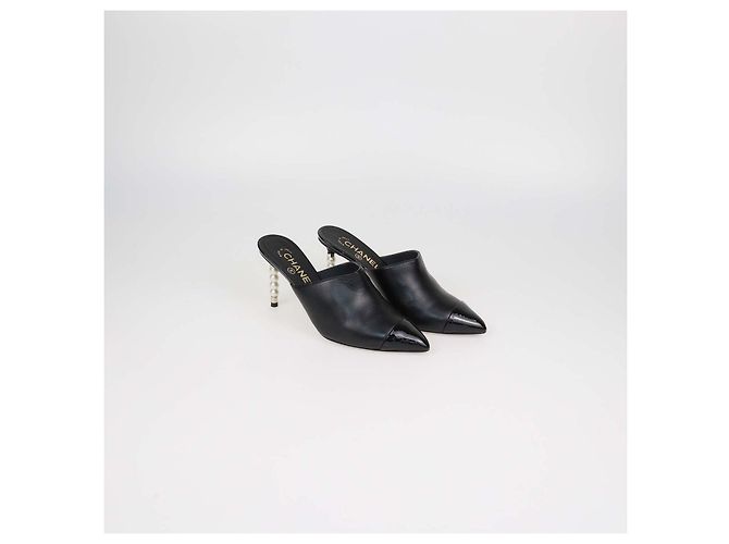 Mules Chanel in pelle nera e pelle verniciata con perle e punta cap toe Nero - vista 2