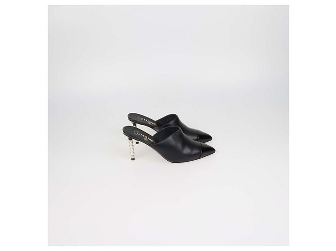 Mules Chanel in pelle nera e pelle verniciata con perle e punta cap toe Nero - vista 3
