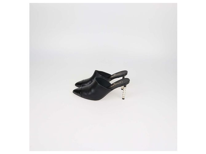 Mules Chanel in pelle nera e pelle verniciata con perle e punta cap toe Nero - vista 4
