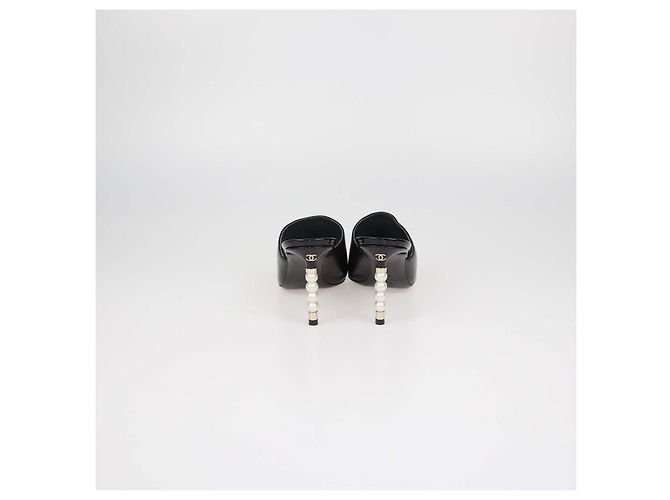 Mules Chanel in pelle nera e pelle verniciata con perle e punta cap toe Nero - vista 5