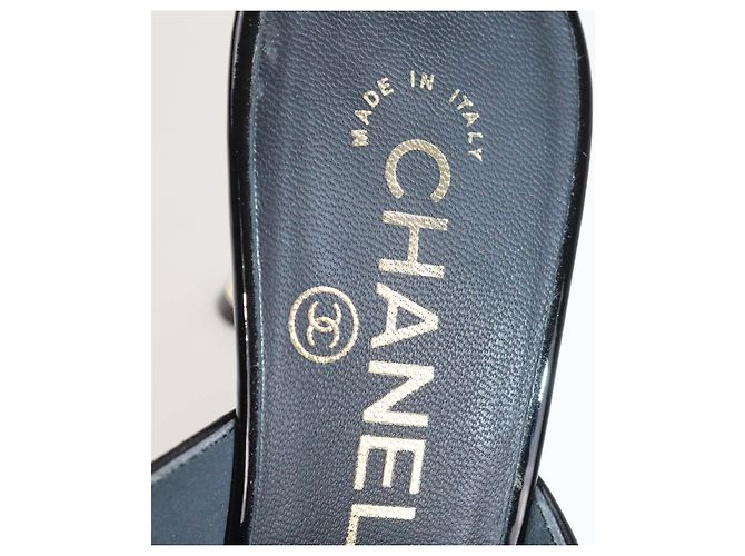 Mules Chanel in pelle nera e pelle verniciata con perle e punta cap toe Nero - vista 6