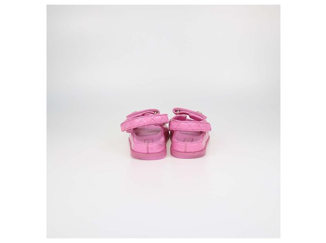 Chanel Dad Flache Sandalen aus rosa gestepptem Lackleder Pink - Ansicht 5