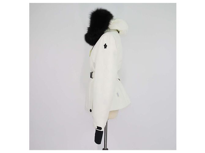 Veste Moncler Off White en polyester avec capuche amovible bordée de fourrure et ceinture Blanc - vue 2