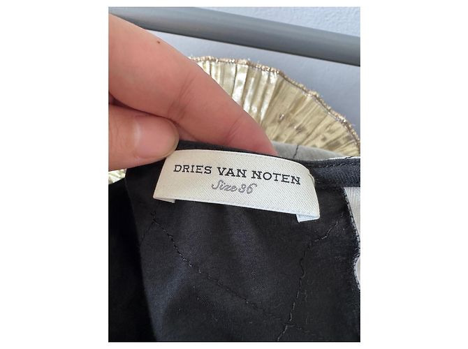 Dries Van Noten Top sin mangas negro con cuello de volantes dorados - vista 11
