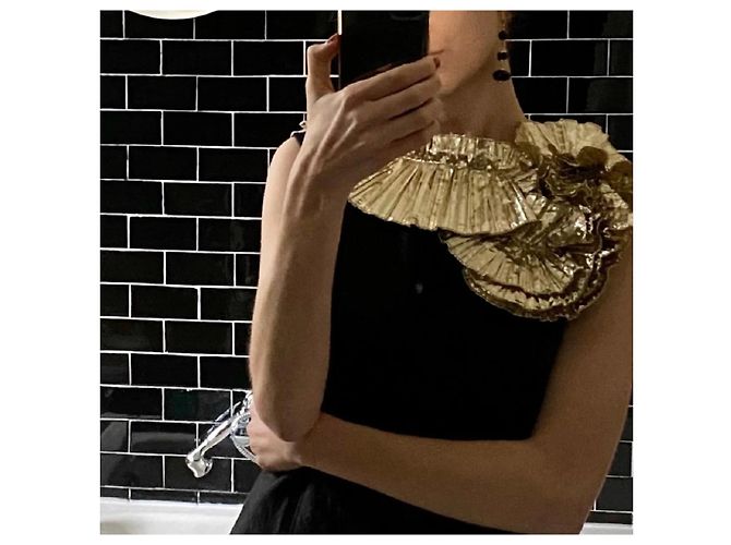 Dries Van Noten Top sin mangas negro con cuello de volantes dorados - vista 13