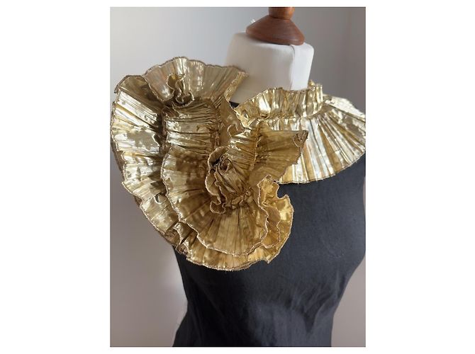 Dries Van Noten Top sin mangas negro con cuello de volantes dorados - vista 7