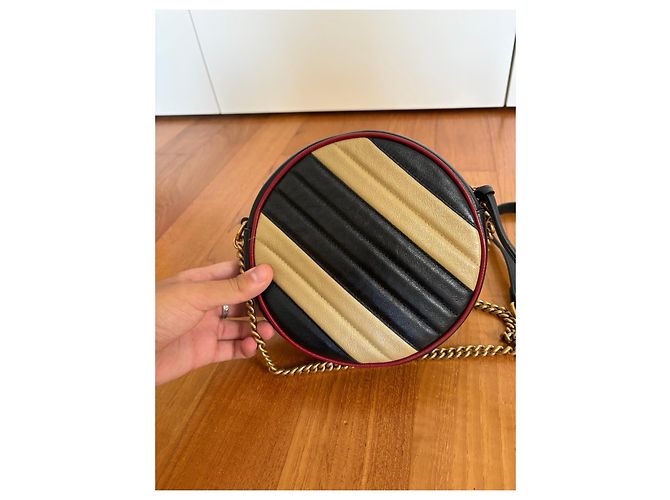 Gucci GG Marmont Borsa a Tracolla Rotonda Nero D'oro - vista 10
