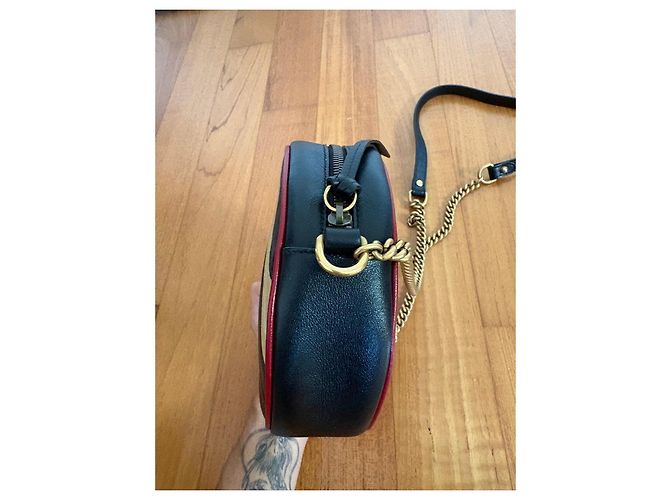 Gucci GG Marmont Borsa a Tracolla Rotonda Nero D'oro - vista 11
