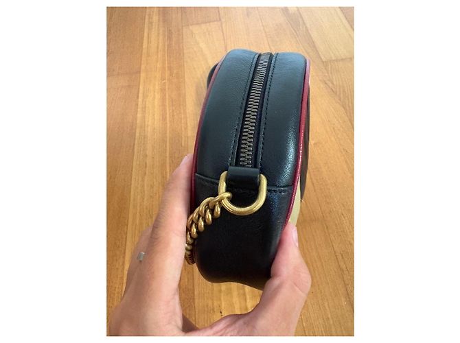 Gucci GG Marmont Borsa a Tracolla Rotonda Nero D'oro - vista 12