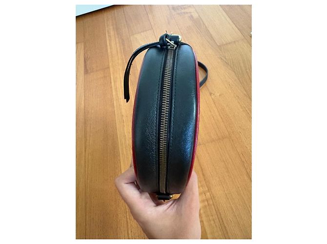 Gucci GG Marmont Borsa a Tracolla Rotonda Nero D'oro - vista 13