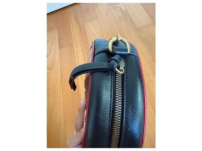 Gucci GG Marmont Borsa a Tracolla Rotonda Nero D'oro - vista 14