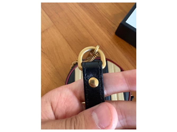 Gucci GG Marmont Borsa a Tracolla Rotonda Nero D'oro - vista 18