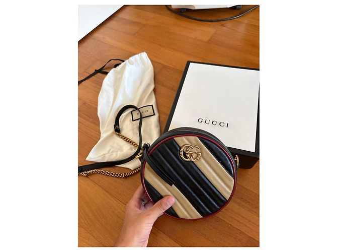 Gucci GG Marmont Borsa a Tracolla Rotonda Nero D'oro - vista 19